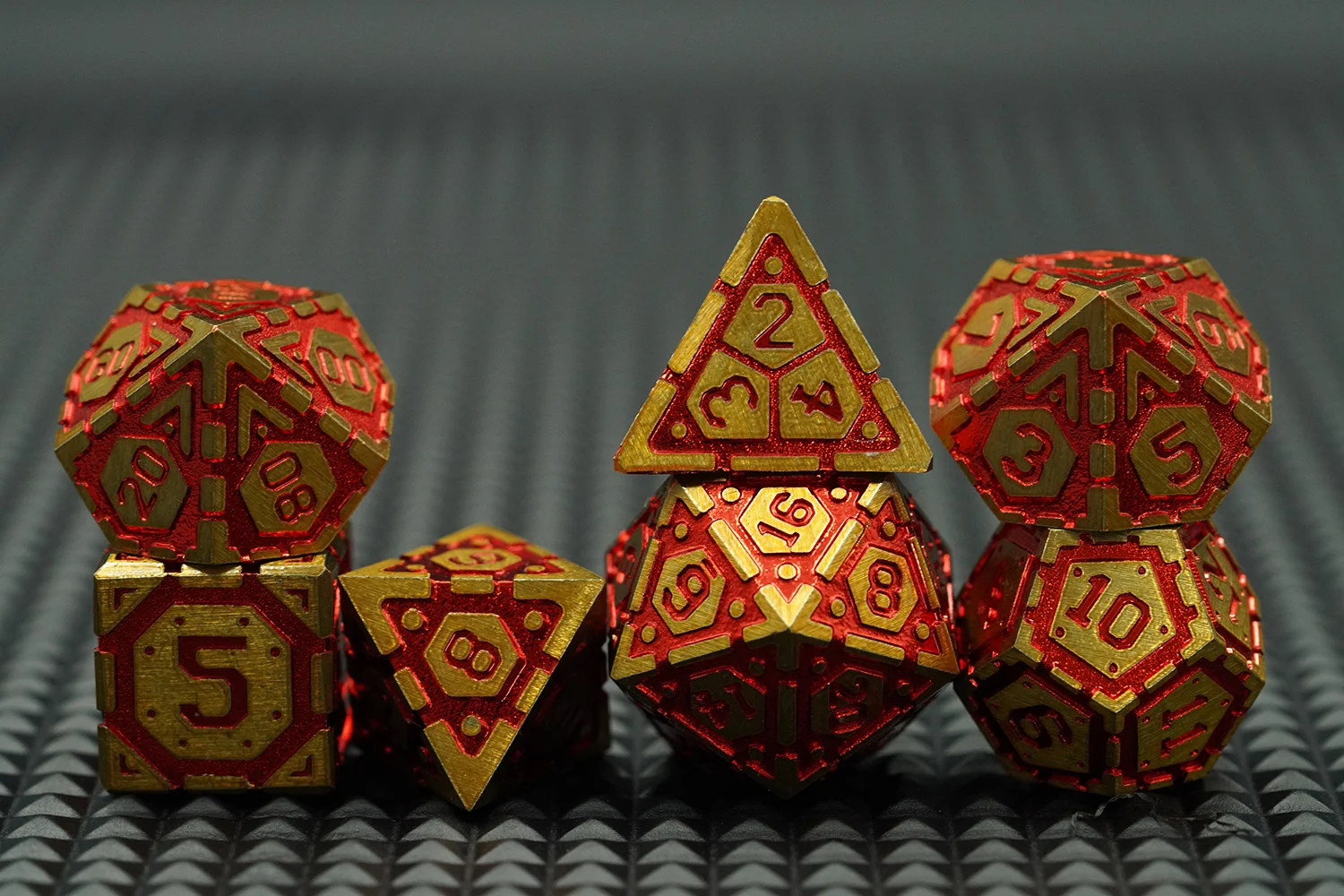 Custom Polyhedral 7 Piece Dice Sets Standard Size Gold Dice Set for Role Playing Table Board Games With Red Number manufacture