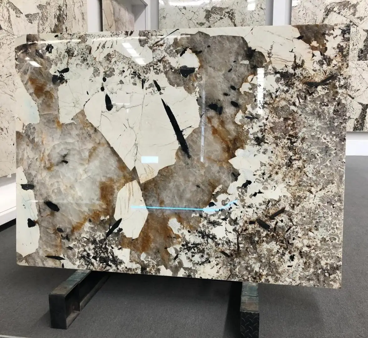 Модерн люкс Патагония кварциты ичке отелдун вилласынын жашоо бөлмөсү үчүн табигый мрамор арка фондуу стенасы, ачык арткы жарык менен