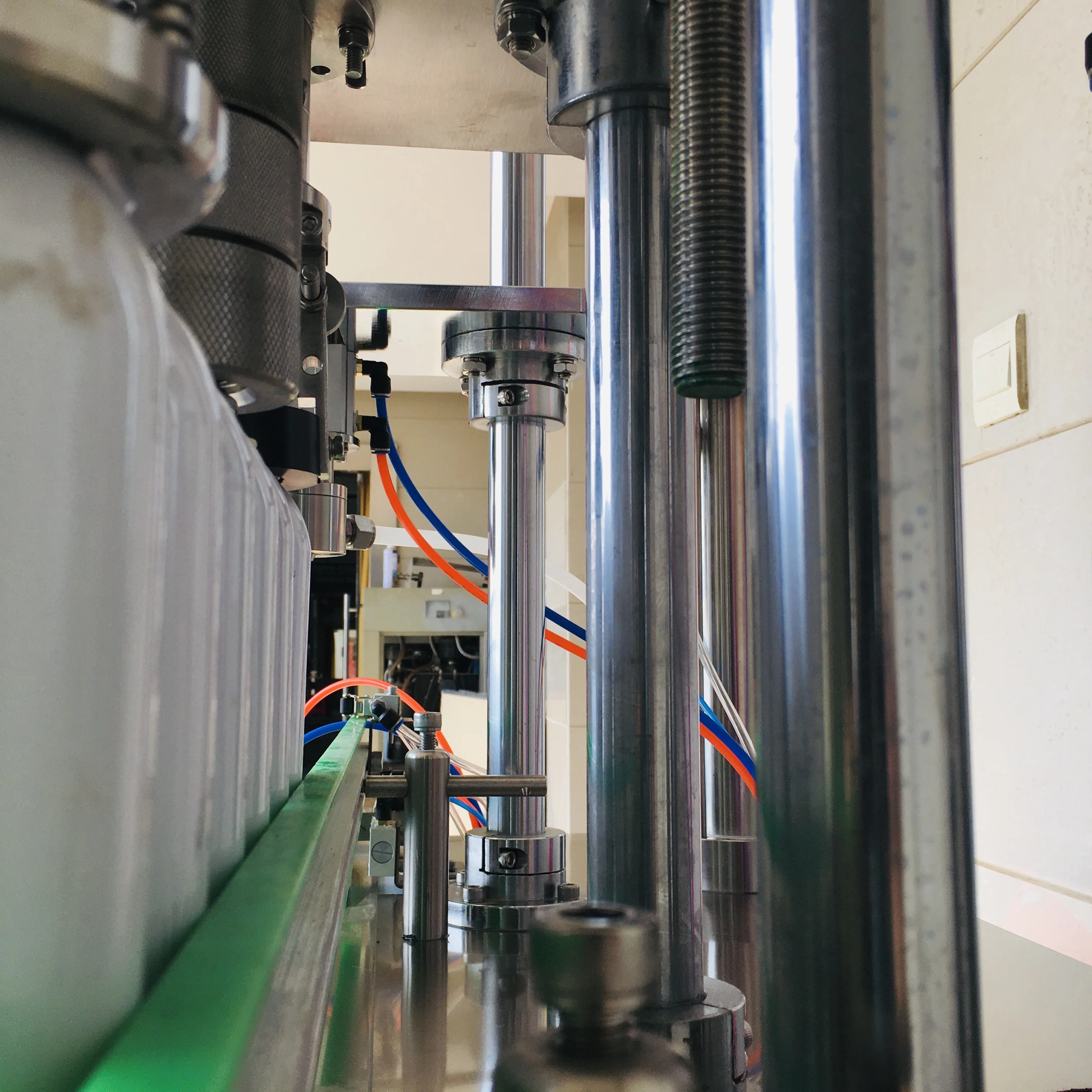 
 Усовершенствованные полуавтоматические пневматические аэрозольные разливочные машины  