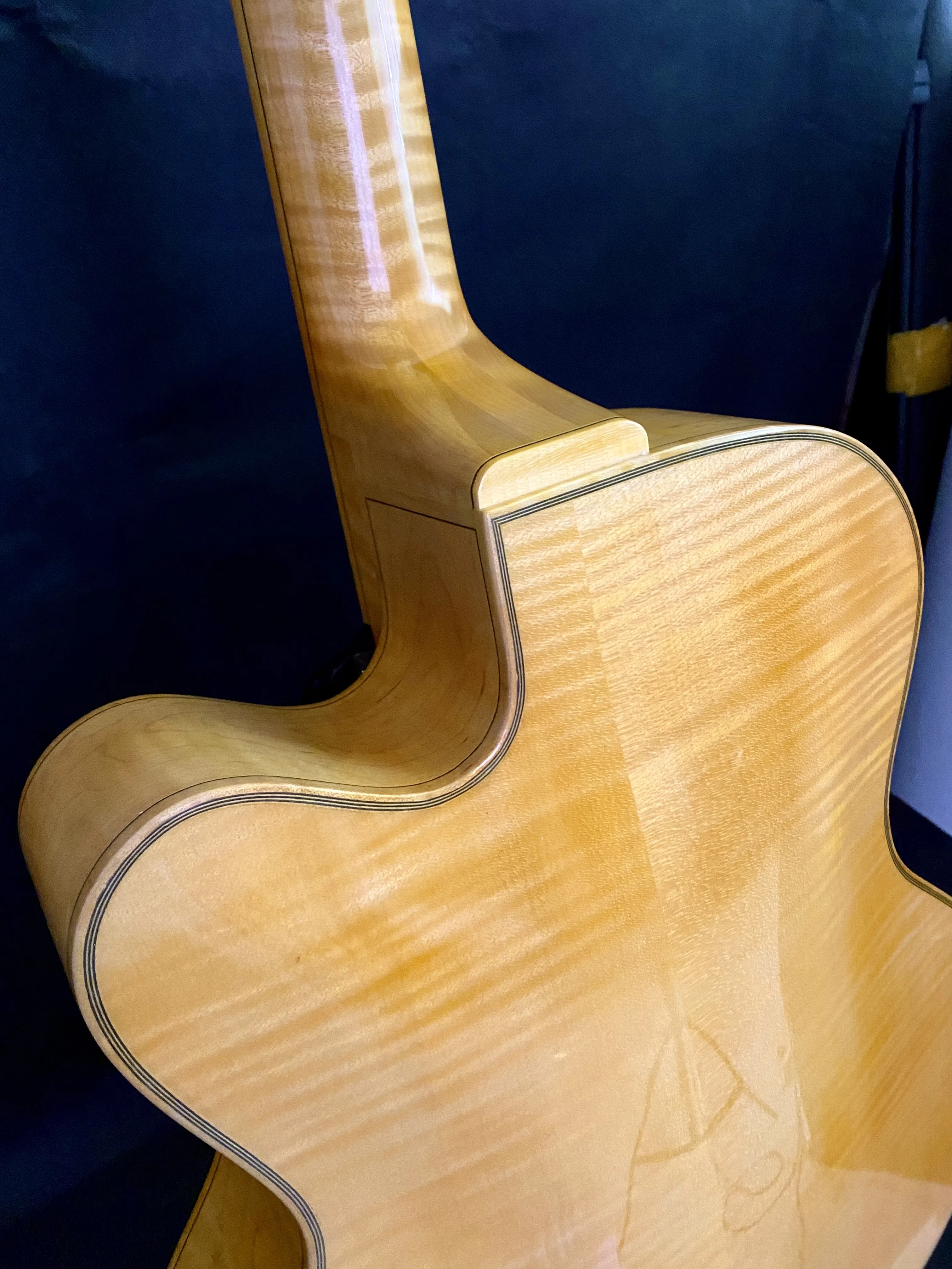 Yunzhi Customizable 7-String Electric Jazz Guitar Eastman Style Handmade Solid Maple Carved Archtop Ebony Fingerboard Spruce