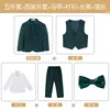 Giacca verde scuro, gilet, pantaloni 9122, camicia, fazzoletto da taschino verde.
