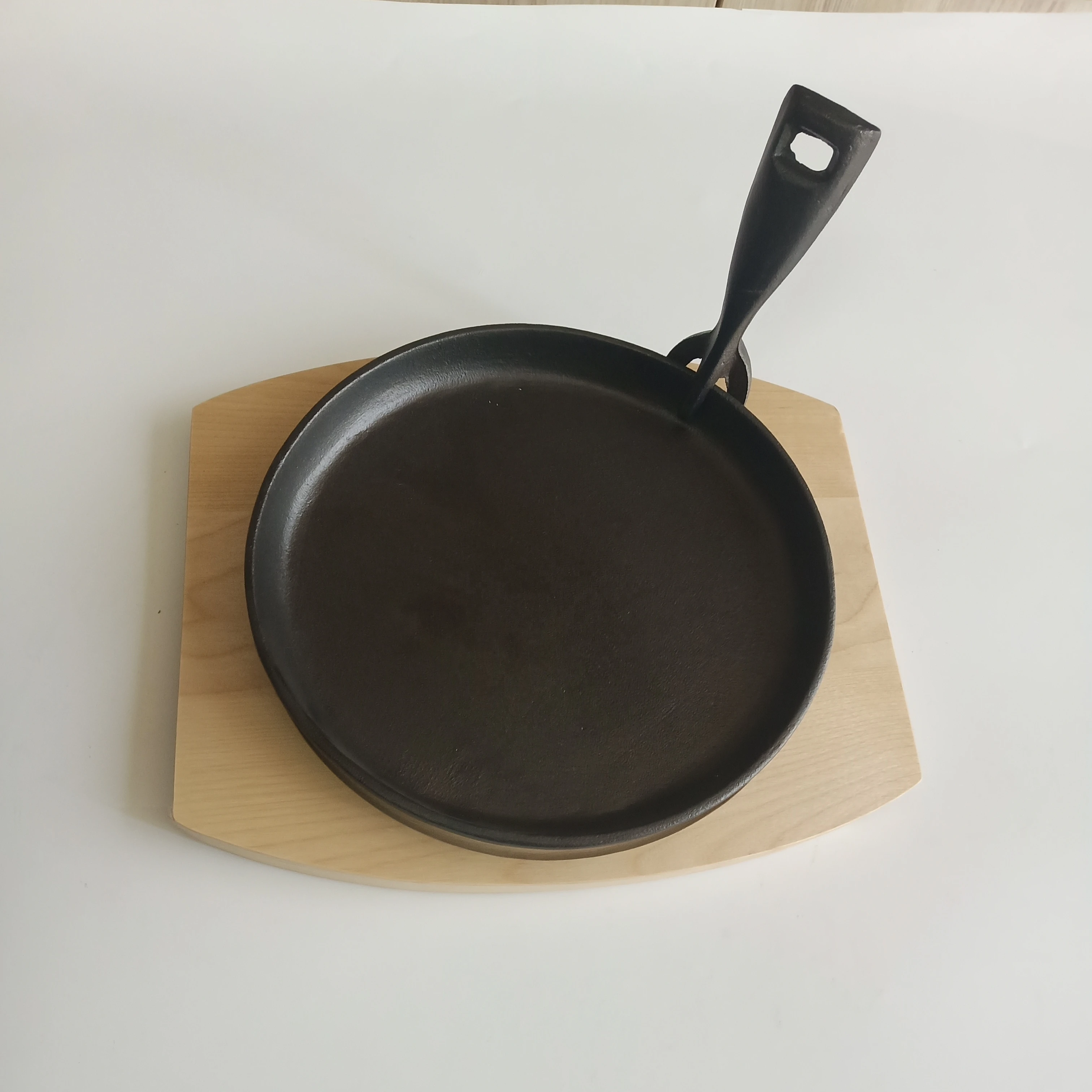 Hot Sale Cast Iron Round Sizzling Plate With Wooden Base Made in China