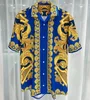 Azul Oro Estampado Barroco Manga Corta