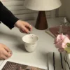 Primo incontro con la tazza rosa da tenere in mano