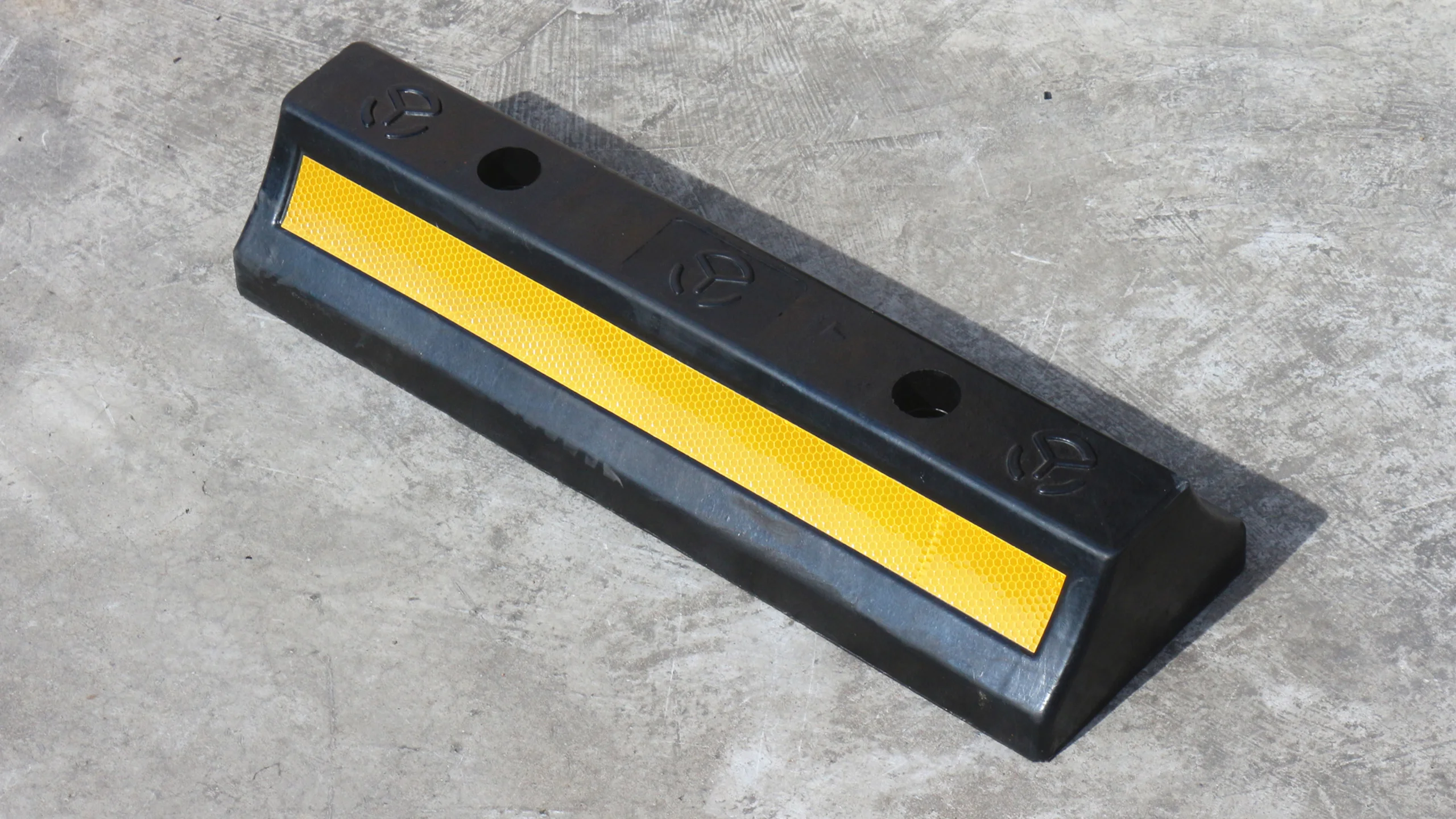 product heavy duty length 75 vehicle wheel stop rubber parking tire block for cars trucks buses vans trailers rvs and forklifts-2