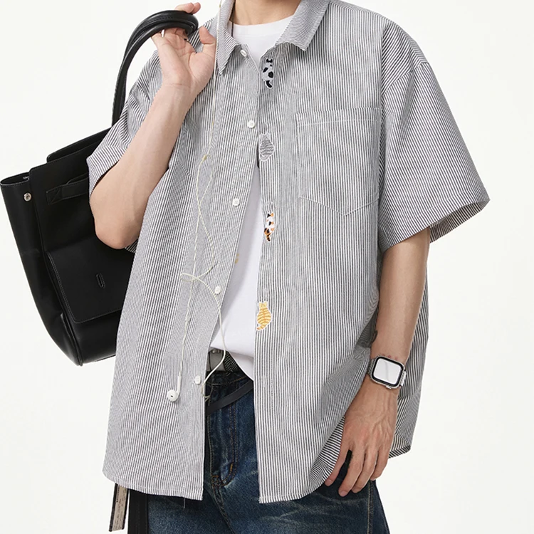 Casual striped spring shirt, loose fit, playful cat embroidery, classic men's collar, single-breasted, cropped style.