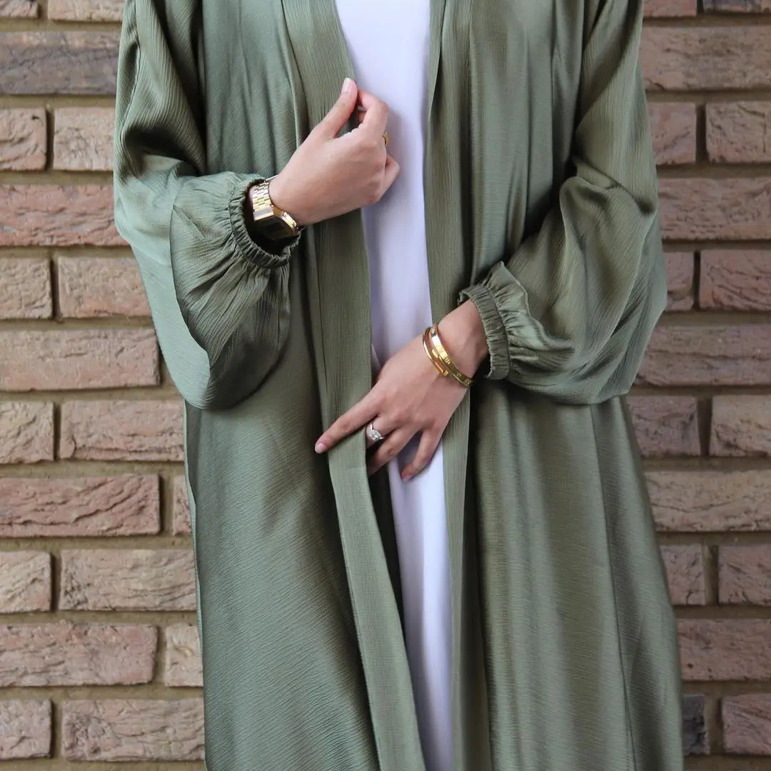 Áo abaya satin là loại trang phục truyền thống của người Arab, với chất liệu mềm mại và sang trọng, được nhiều người yêu thích. Với sự kết hợp tinh tế của màu sắc và hoạ tiết, những chiếc áo abaya satin sẽ khiến bạn cảm thấy quý phái và tự tin hơn. Hãy lướt qua những bức ảnh đẹp mắt về áo abaya satin để có được cái nhìn sâu sắc về nền văn hoá Arab.