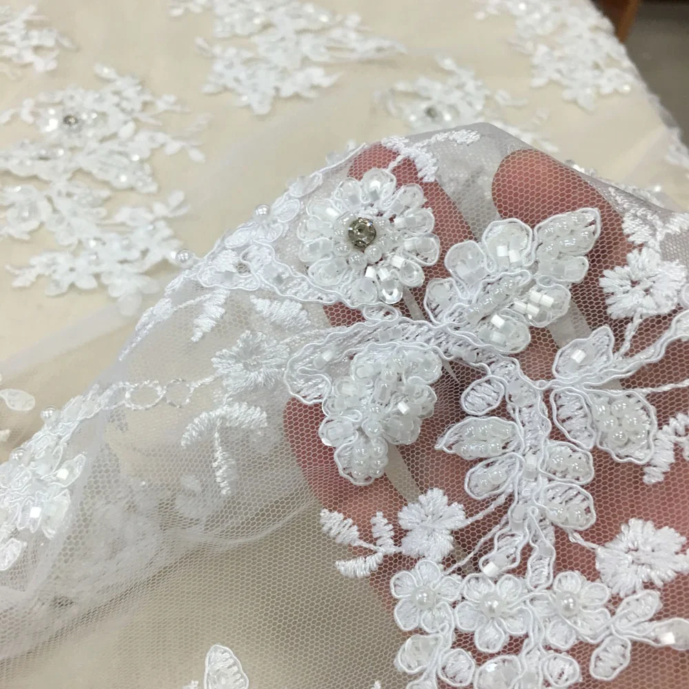 
Роскошная белая вышитая кружевная Тюлевая ткань для невесты с тяжелыми ручными бусинами и блестками кружевная ткань со стразами для свадебного платья 