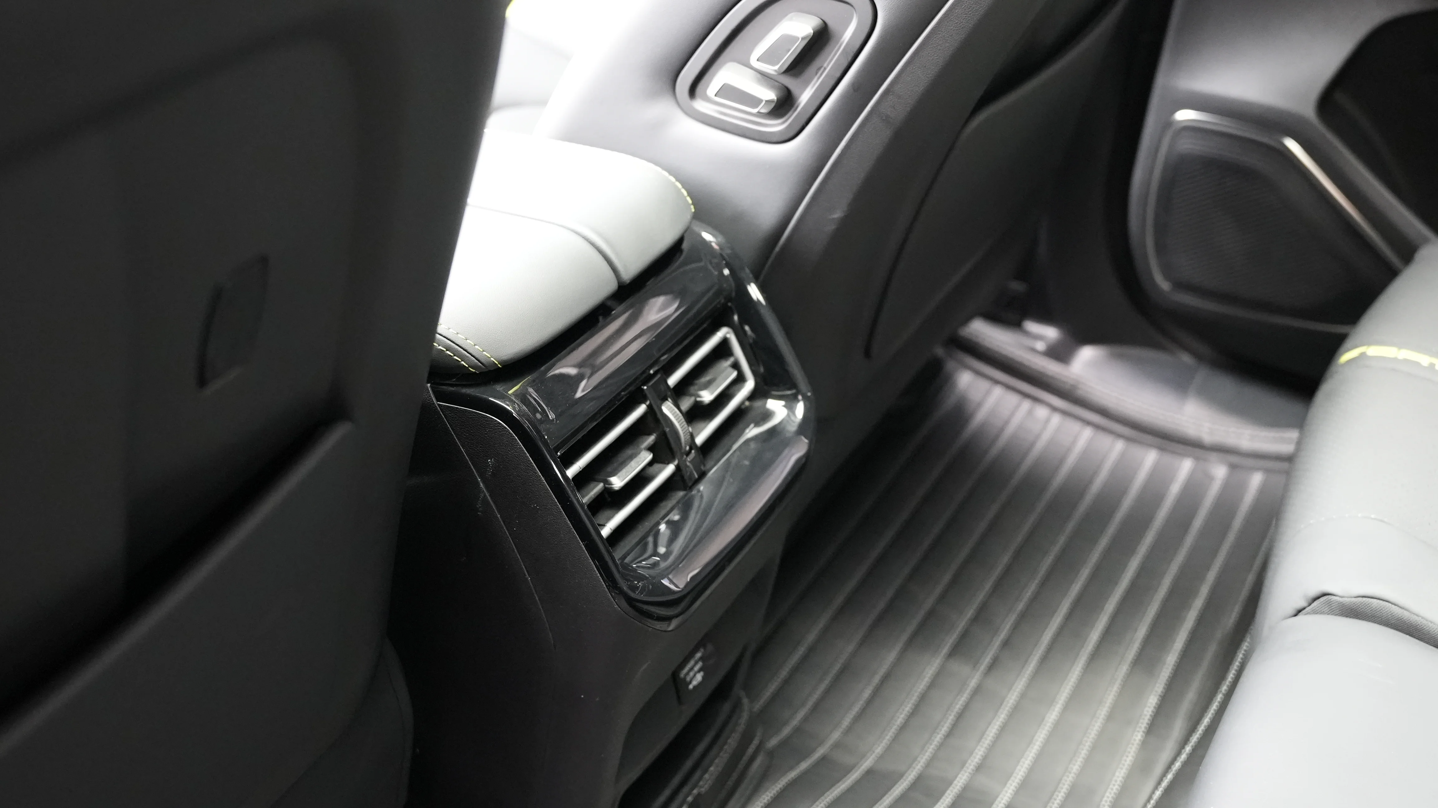 Instant Results New Energy Electric Vehicle: Dongfeng Forthing's Popular EV SUV with EU Certification, Automatic Transmission, Lithium Battery, and Light Left Side - Image 5