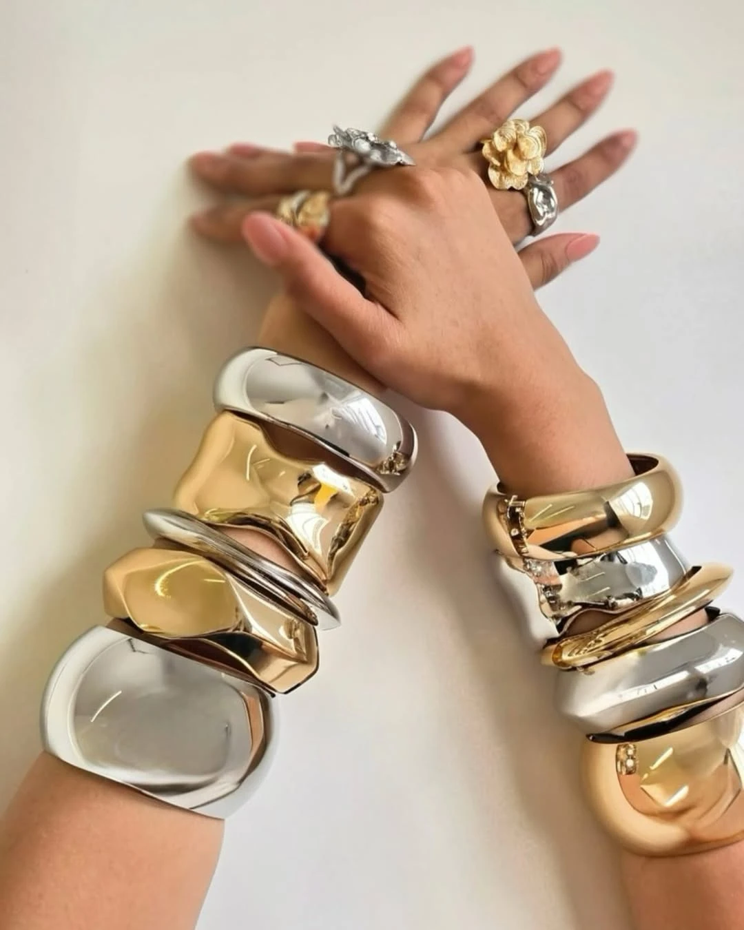 2025 Spring Summer Collection Versatile High Transparency Sparkle Atmospheric Resin Transparent Sequin  Bangles Fashion