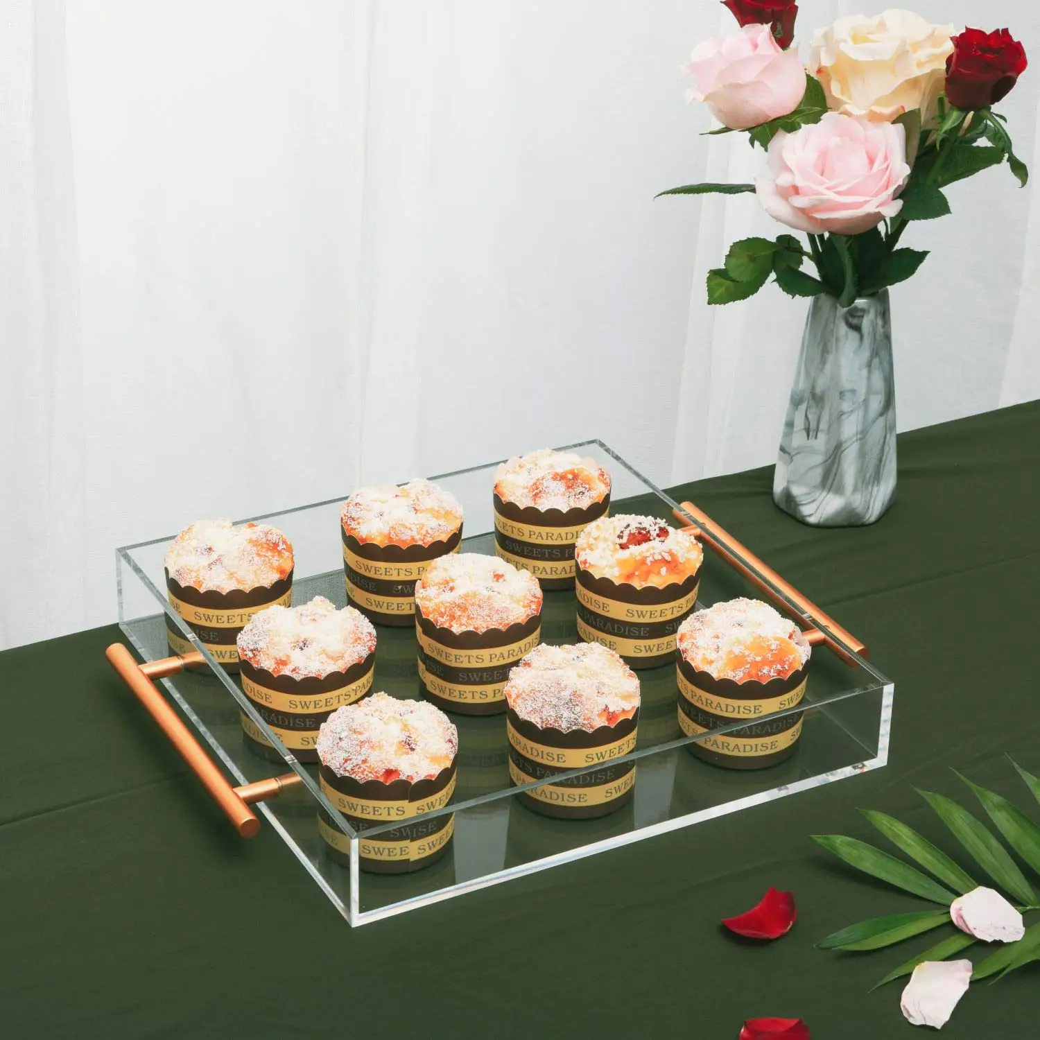 Пользовательские прозрачные акриловые сервировочные подносы с металлическими золотыми или режущими ручками