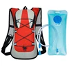 Mochila roja con bolsa de hidratación.