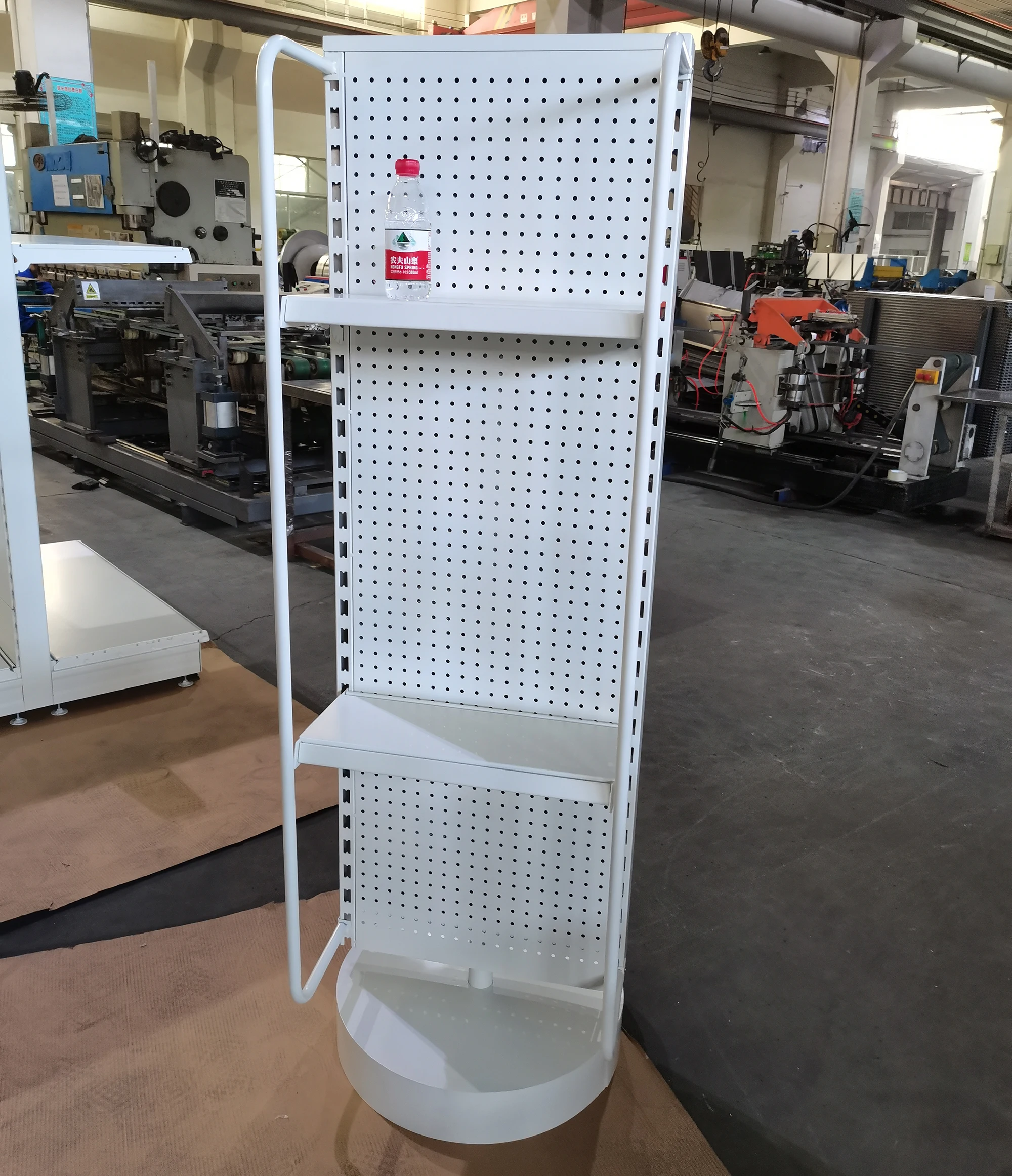 Вращающиеся круглые стеллажи с боковой рейкой и небольшими полками для демонстрации продажи