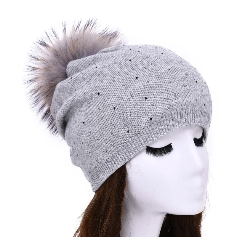 YEKEYI Bonnet d'hiver pour femme avec pompons en tricot chaud en laine mélangée crâne chapeau de ski à rabats d'oreille double couche 