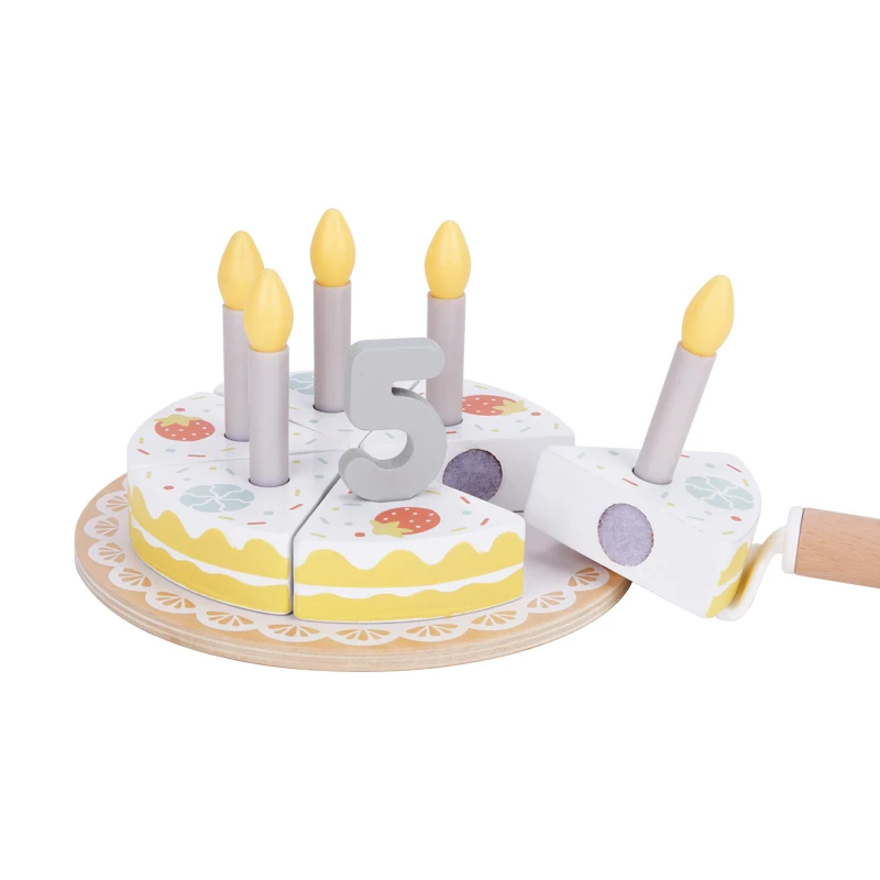 Деревянная игрушка с клубничным кремом