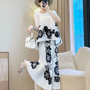 Round-neck Loose-fit Large-size Women's Set with Fashionable Prints and Miyake Pleated Set