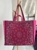 Rosso Vino con Rifiniture Rosa Acceso