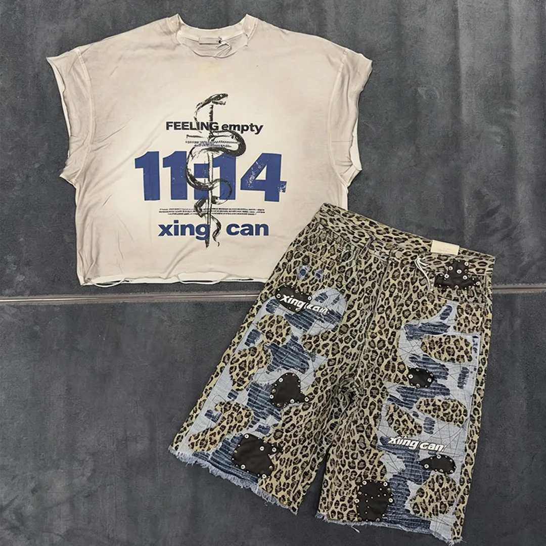 Přizpůsobitelná mužská vintage streetwear sada: digitální potisk DTG na tričku a roztrhané džínové kraťasy – tepelný přenos, umělé kameny, vyšívání.