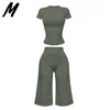Completo verde oliva con top a maniche corte e pantaloni capri