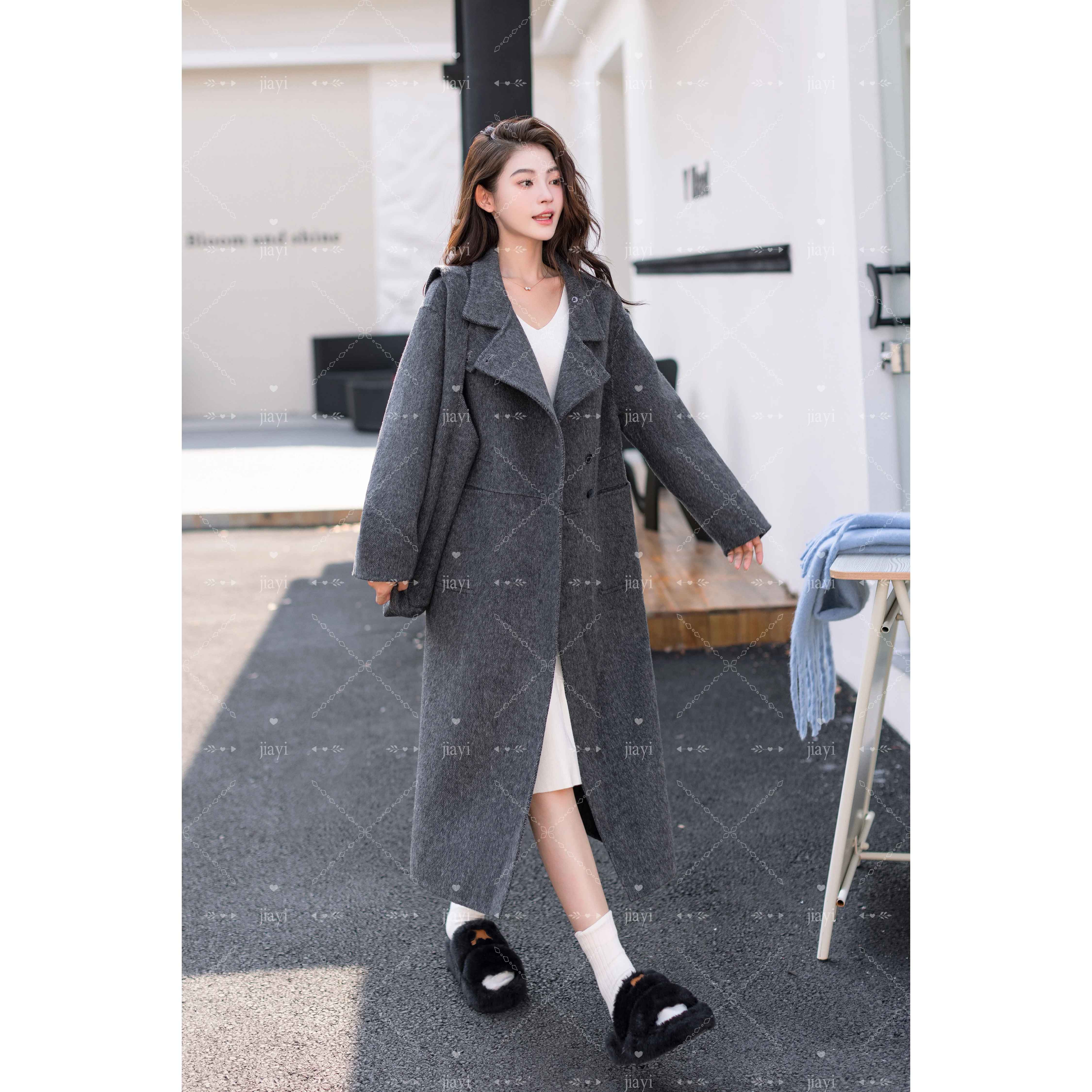 Women's Oversize Wool Coat with Logo Decoration Autumn Winter Outerwear Solid Plain Dyed Leather Cashmere Filled Long Overcoat