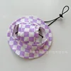 Tablero de ajedrez morado y blanco.