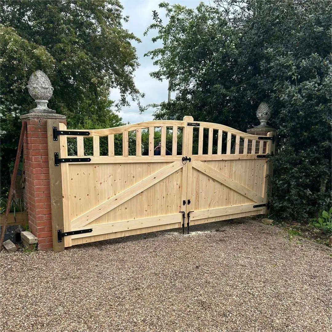 Country Style Rustic Retro Corrosion Resistant Solid Wood Automatic Driveway Gate