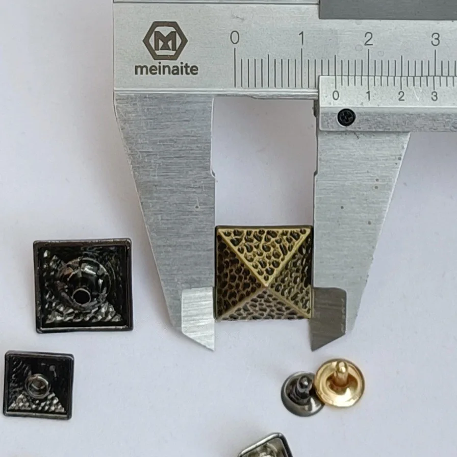 Квадратные заклепки для ногтей 8 мм