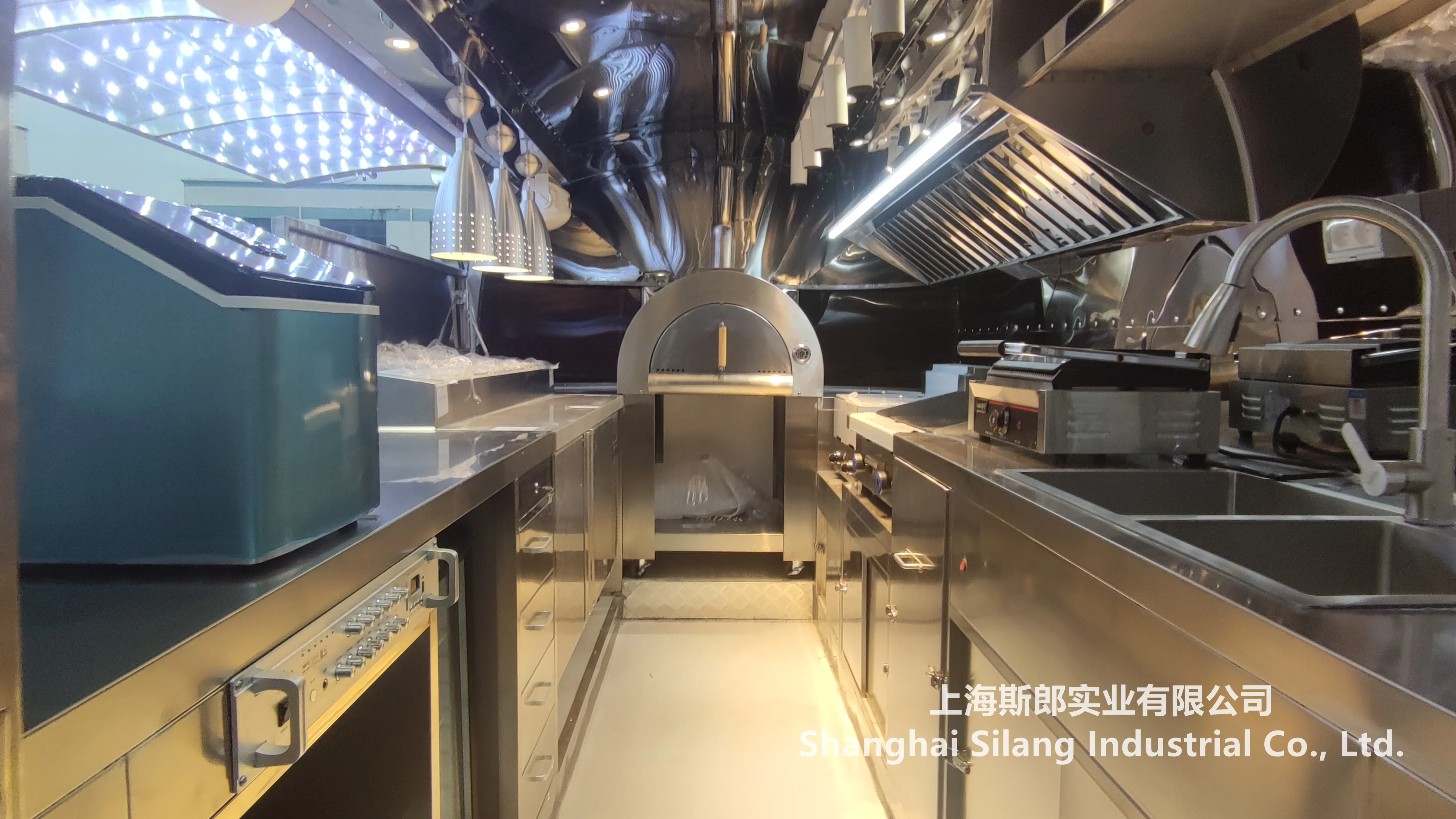 Airstream mobile camper kitchen pizza trailer with various cooking equipments salad refrigeration churro coffee food cart factory