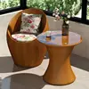 Una mesa y una silla (amarilla)