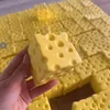 Cubos de queso suave y húmedo, pellizcados a 5 cm.