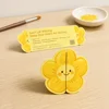 Carte découpée en forme de fleur