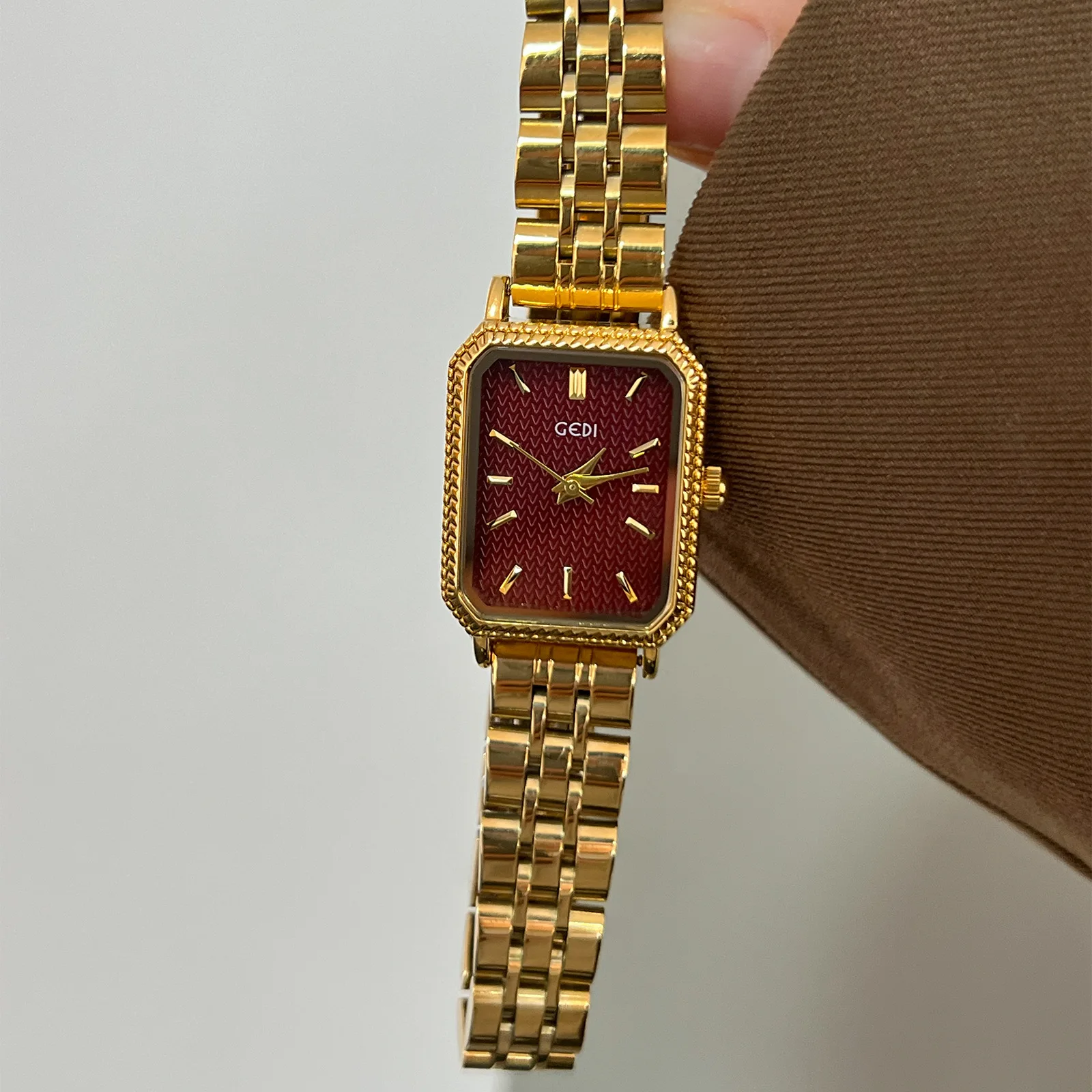 Rectangular Vintage Quartz Women's Watch OM-140778