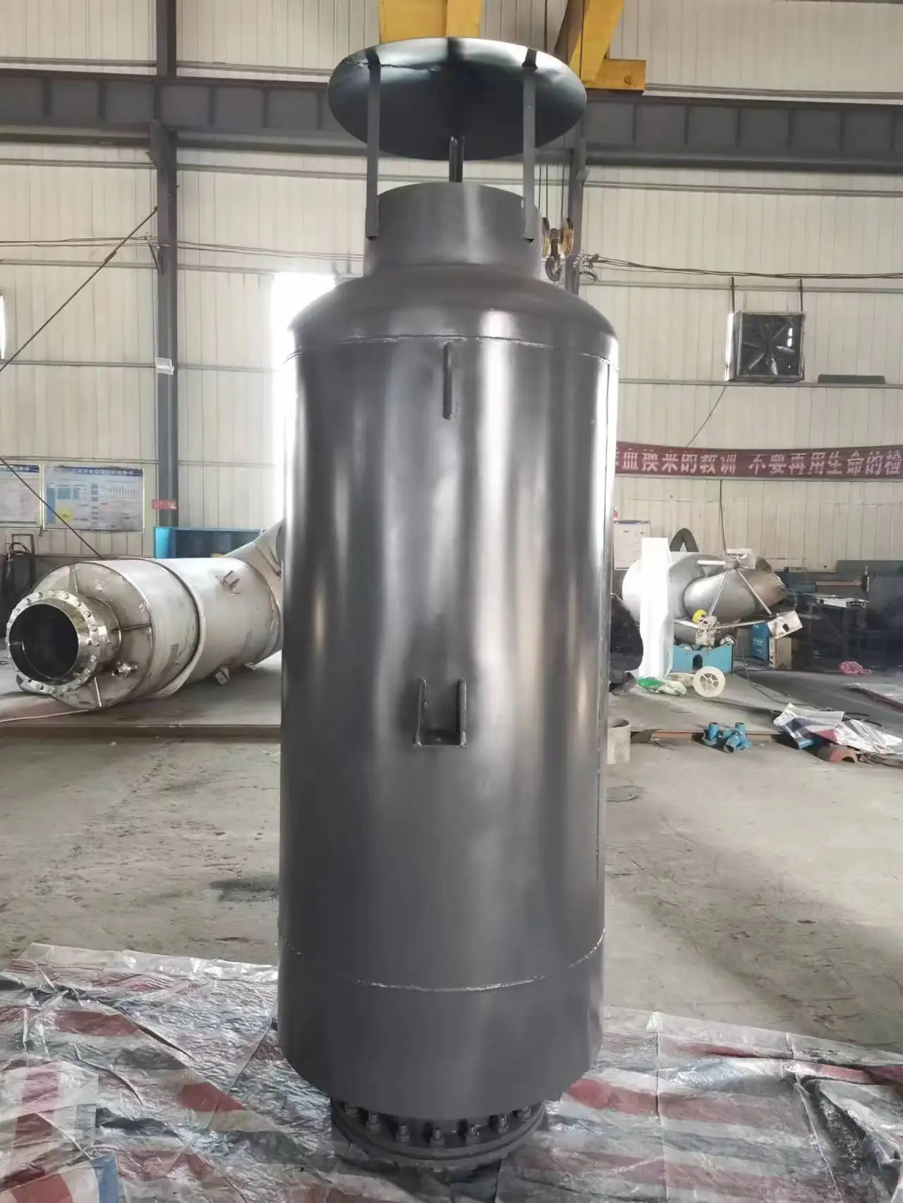 Оборудование для глушителя снижает уровень шума накладывая толстый звукопоглощающий и шумоподавляющий материал с устойчивой