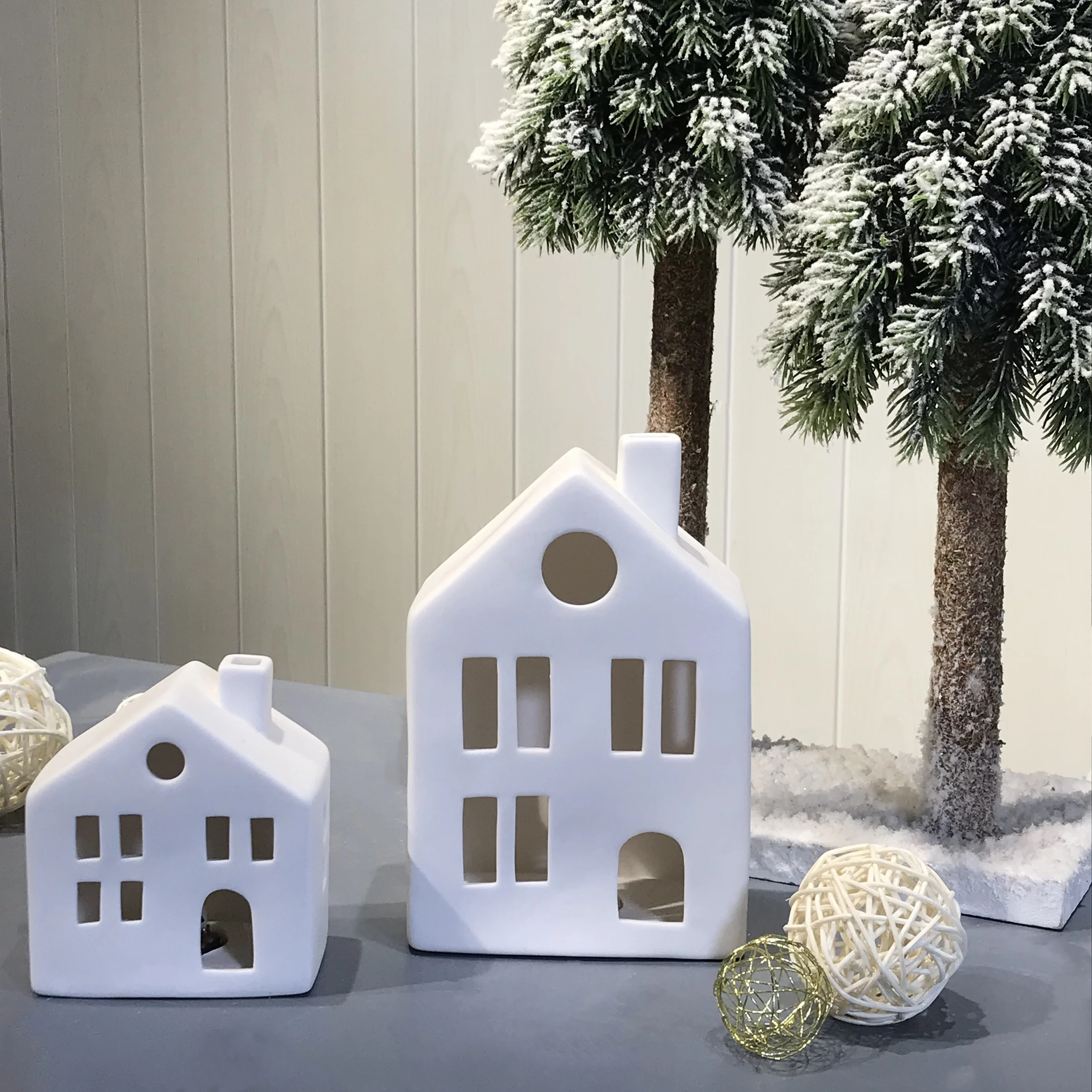 Factory Wholesale Ceramic Classic Pure White Glitter Christmas Village