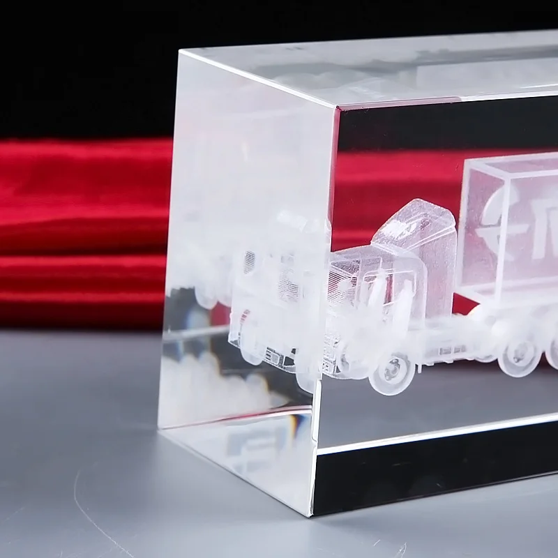 カスタム3Dレーザー彫刻トラックモデルカーロゴクリスタルガラス