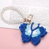 Llavero de mariposa de ganchillo azul