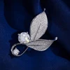 Broche de moissanita de oro de 14 quilates