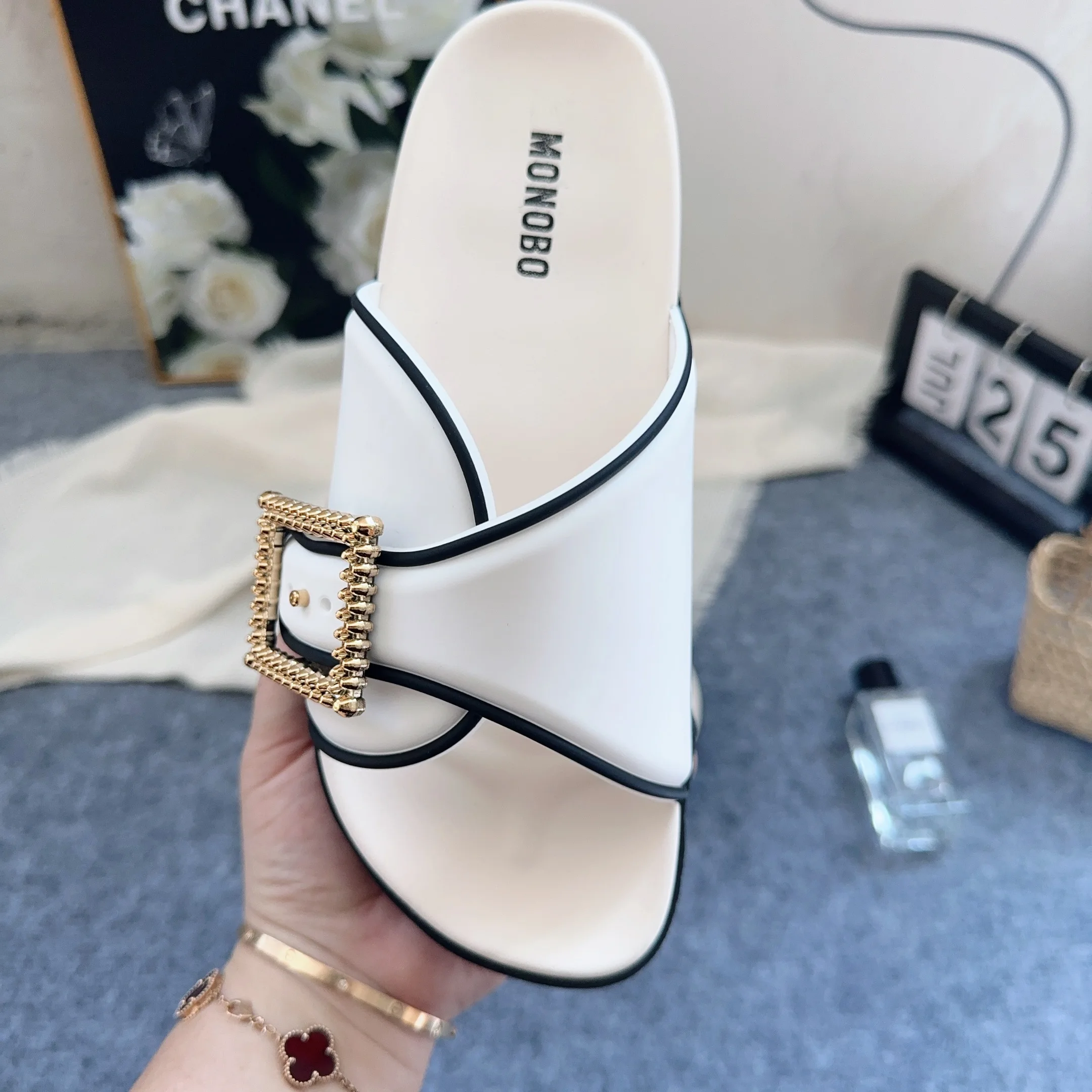 High Quality MONOBO Lace Single Button slippers Jelly Sandals slippers