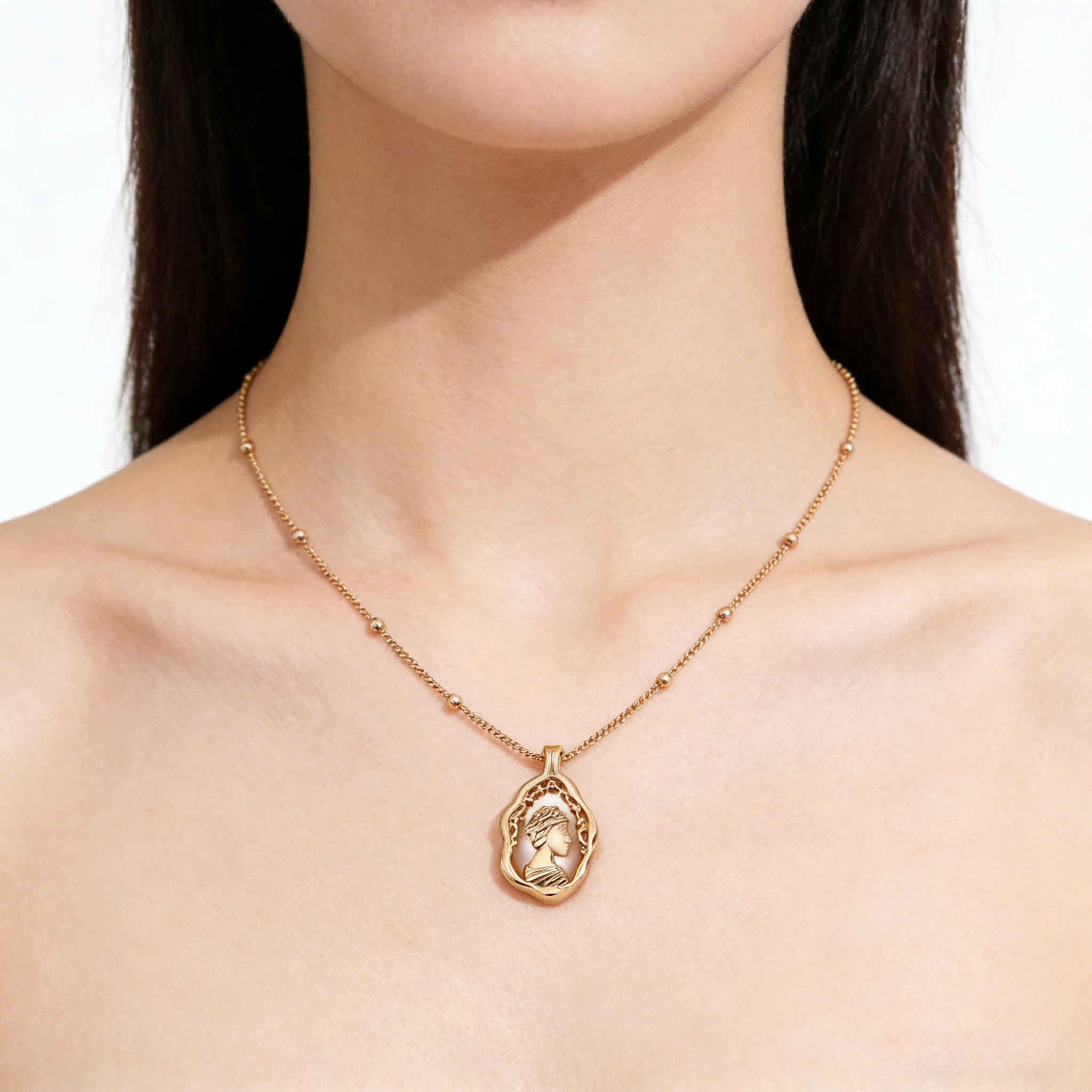 The minimalist and retro style necklace is often suitable for women with feminine adornments.