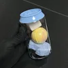 Botella transparente con tapa azul.