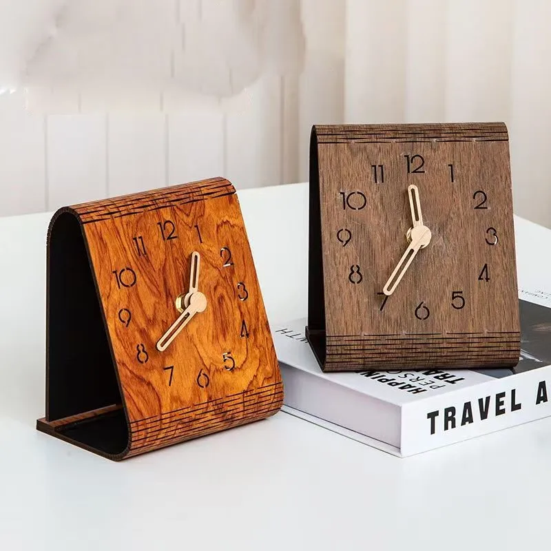 Orologio da tavolo in legno marrone con design cromato
