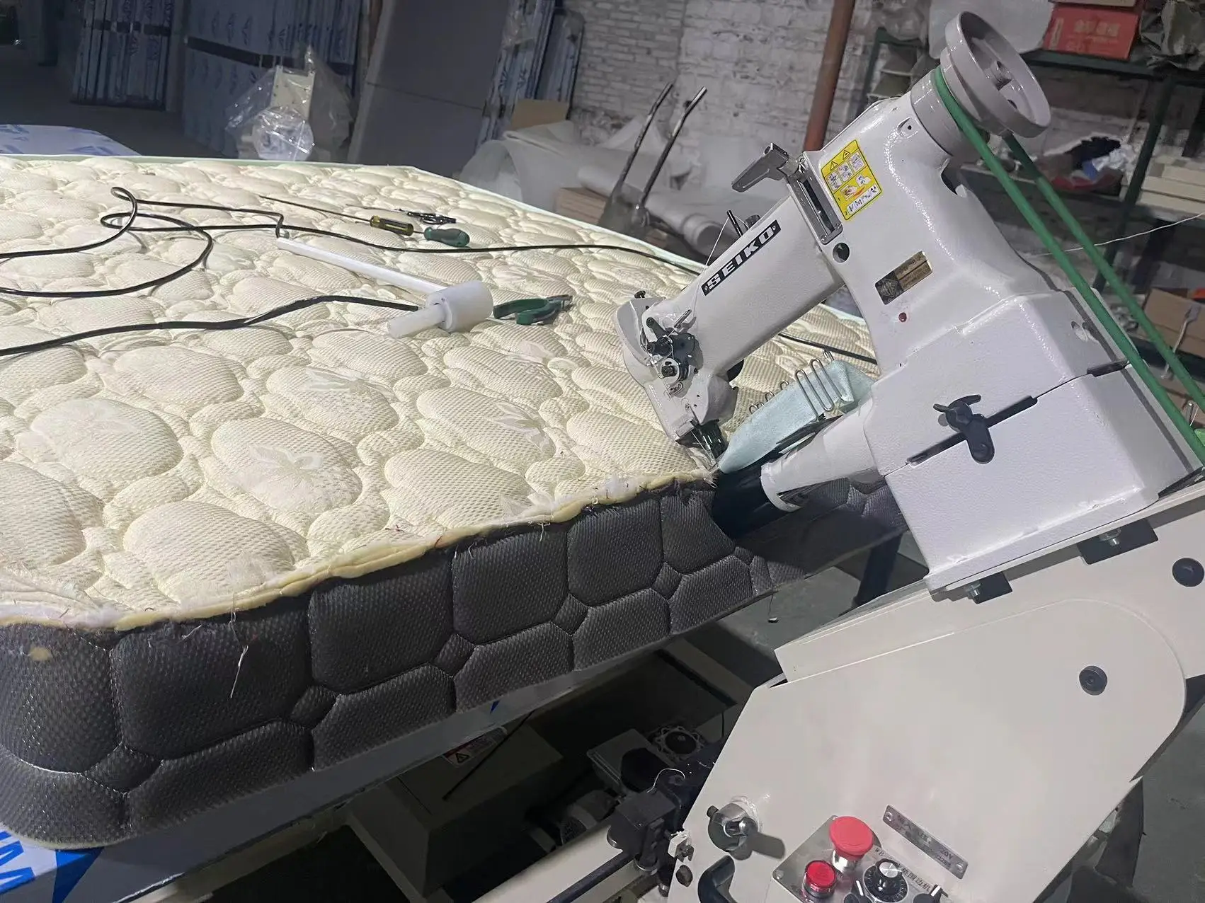 Spring Mattress Border Edge Sewing Stitching Machine Automatic Tape Banding Closing Sealing Edgebanding Chain Stitch