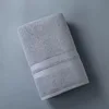 Gris oscuro
