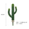 Cactus de tres cabezas y pelo castaño.