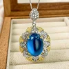 Colgante de cristal azul puntiagudo con cadena de eslabones.