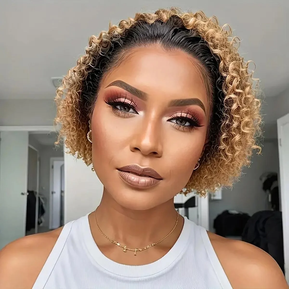 Perruque Courte Bouclée Blonde Doré – Style Décontracté, Bonnet Ajustable – Prête à Porter !