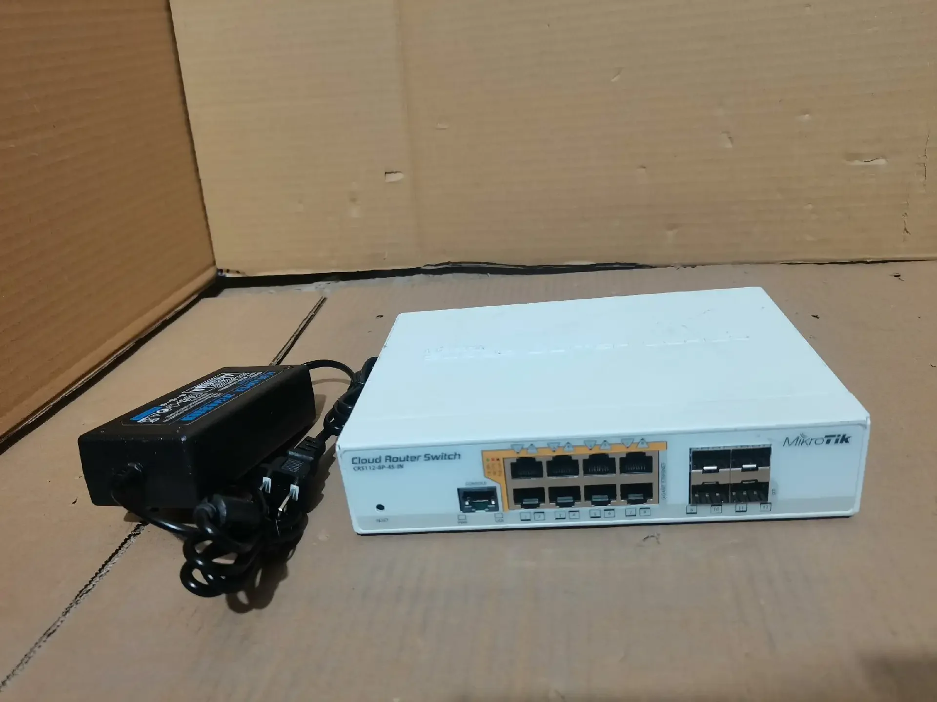 MikroTik CRS112-8P-4S-IN 4 SFSギガビットROS有線POE