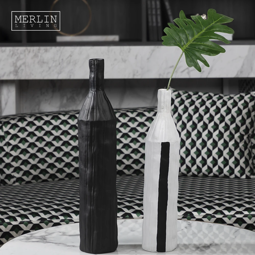 現代的なスカンジナビア黒白花瓶セラミックロングネックシンプルな柱背の高い花瓶リブ付きテクスチャしわ溝付き花瓶 Buy 現代的なスカンジナビアの黒と白の花瓶 セラミックロングネックシンプルな柱の背の高い花瓶 リブ編みの質感のしわが寄った花瓶 Product On
