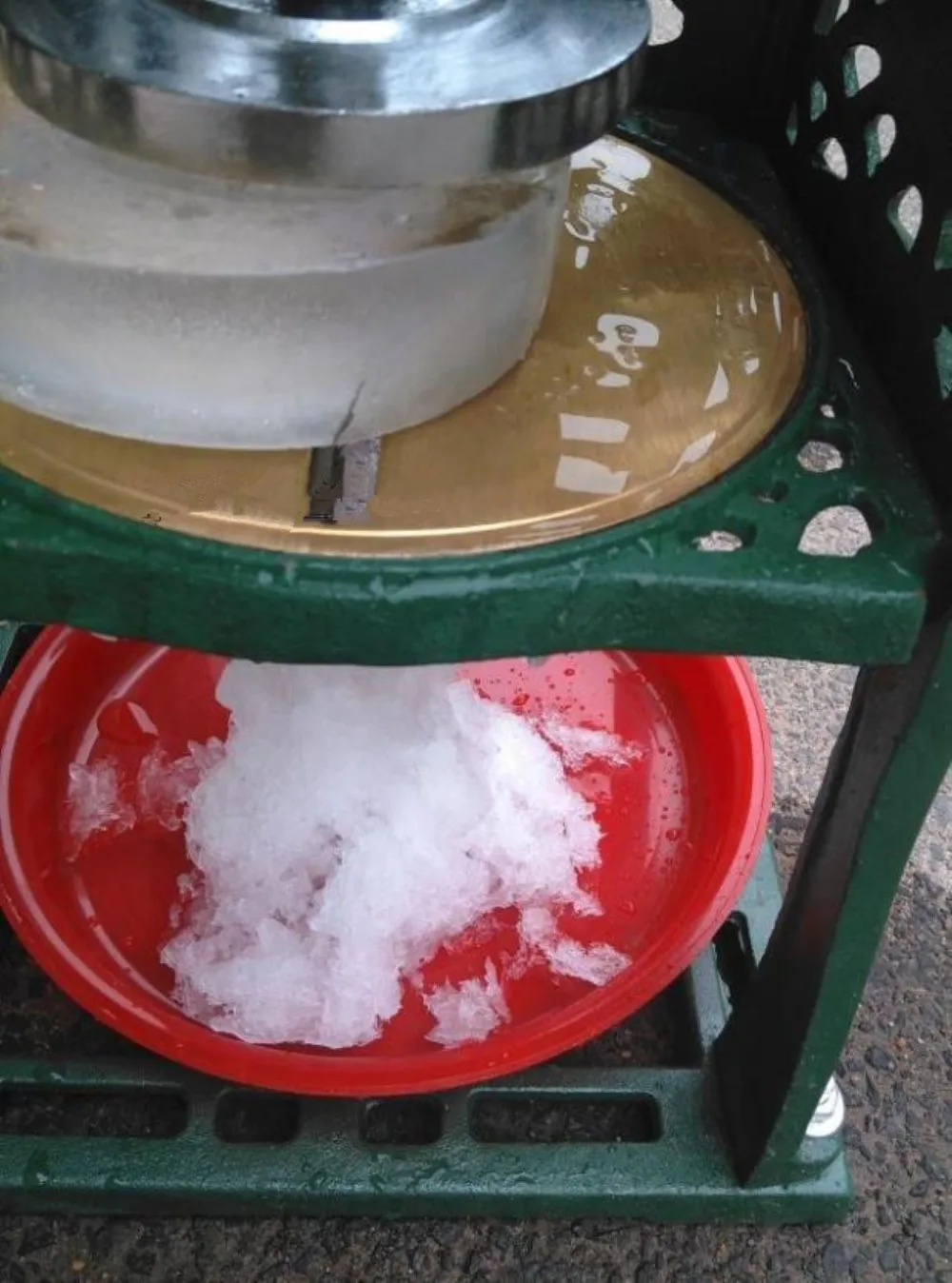 Green and Black Manual Ice Crusher Machine for Household Use