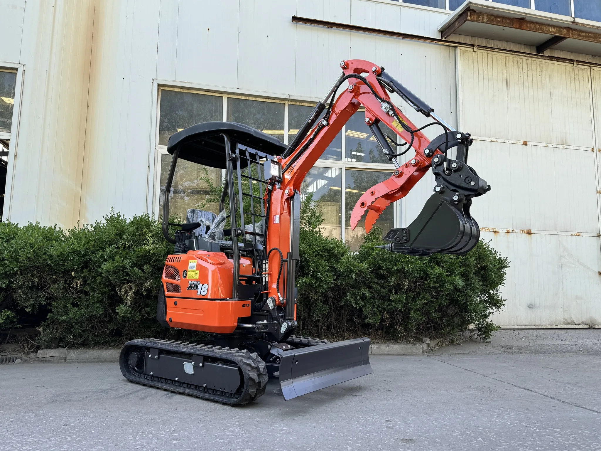 ペレ 2 Ton Mini Excavator - Rhinoceros XN18 with CE EPA Cert